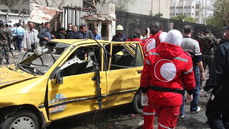 Punaisen Puolenkuun työntekijöitä autopommi-iskupaikalla Syyriassa.