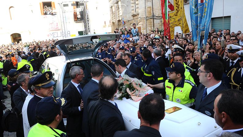 Pommi-iskussa kuolleen 16-vuotiaan tytön arkkua kannettiin Brindisissä Italiassa 19. toukokuuta. 