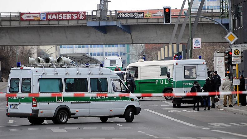 Poliisi sulki tien Berliinin rautatieaseman lähistöltä löytyneen sodanaikaisen pommin takia 2. huhtikuuta 2013.