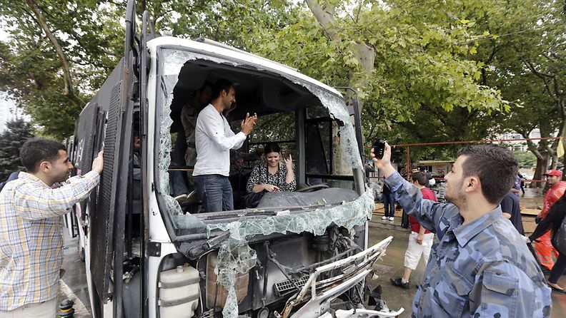 Turkissa kuvattiin mellakoissa syntyneitä tuhoja Istanbulissa 2. kesäkuuta 2013.