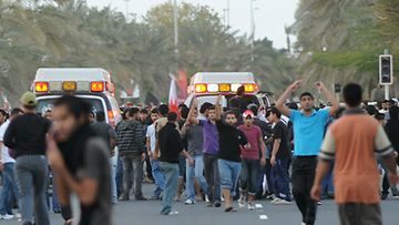 Ambulanssit kuljettavat loukkaantuneita mielenosoittajia Bahrainanin pääkaupungin Manaman keskusaukiolta 18.2.2011.