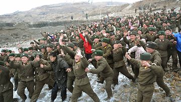 Jangjaen saaritukikohdan sotilaant juoksivat mereen Kim Jong-unia vastaan.  