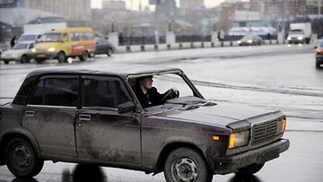 Lada liikenteessä Tseljabinskin keskustassa Venäjällä 2008.