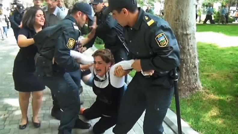 Poliisi hajotti oppositiomielisten mielenosoituksen Bakussa eilen.
