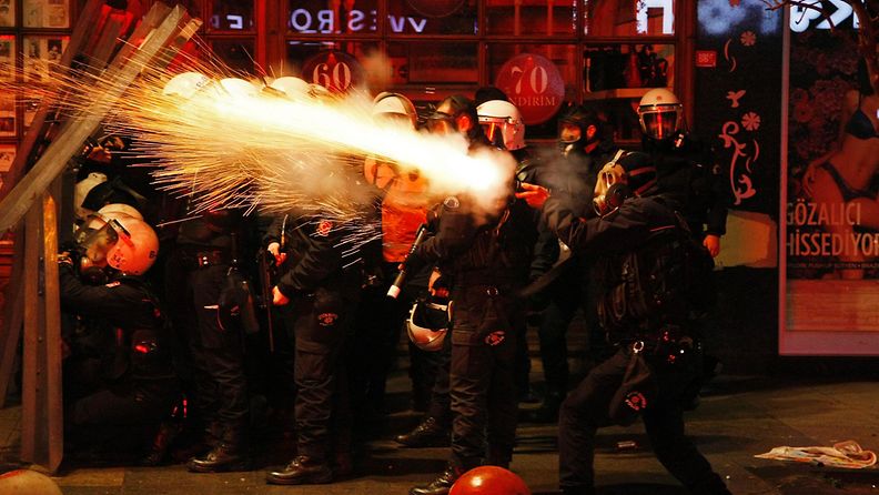 Turkin poliisi käytti Istanbulissa kyynelkaasua ja vesitykkejä hajottaakseen tuhansien ihmisten mielenosoituksen, joka vastusti pääministeri Recep Tayyip Erdogania ja tämän korruptoituneisuutta. 