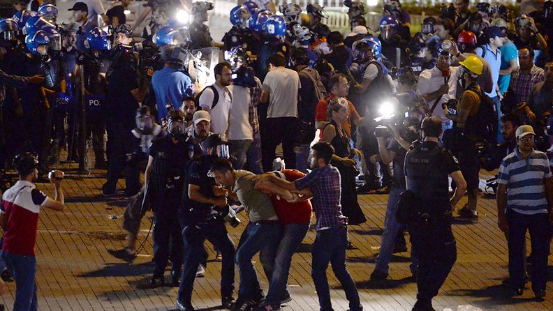 Turkin poliisi pidätti mielenosoittajia Istanbulissa 29.6.2013.