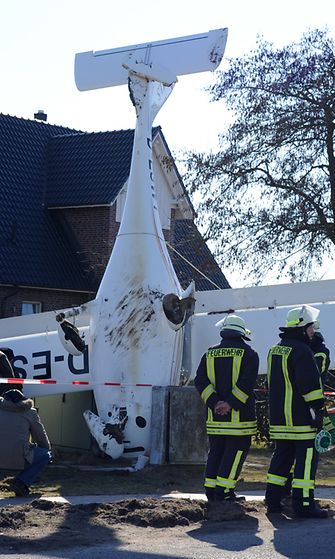 Pienkone joutui tekemään hätälaskun asuinalueelle Pohjois-Saksassa 2.4.2013.