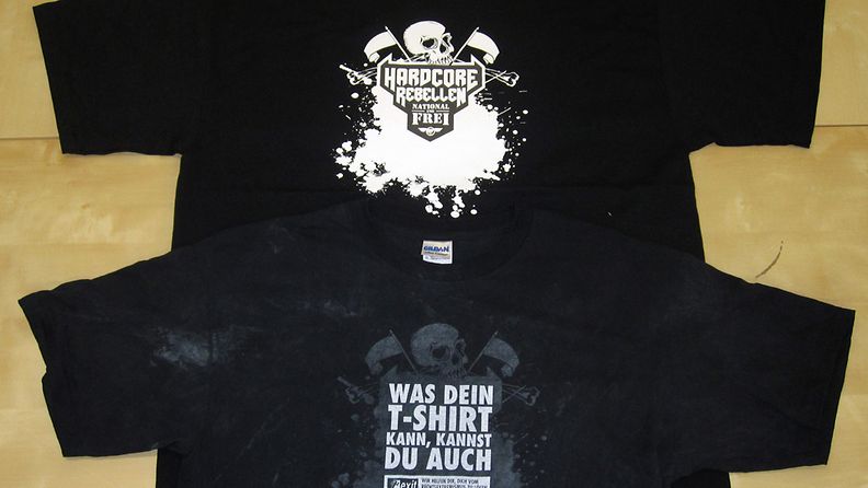 Saksalaisia äärioikeiston kannattajia huijattiin tällaisilla t-paidoilla, joita jaettiin ilmaiseksi rockfestivaaleilla. Alkuperäinen painatus kuitenkin katoaa pestessä ja tilalle tulee uusi viesti, joka kehoittaa jättämään äärioikeistolaisryhmät.