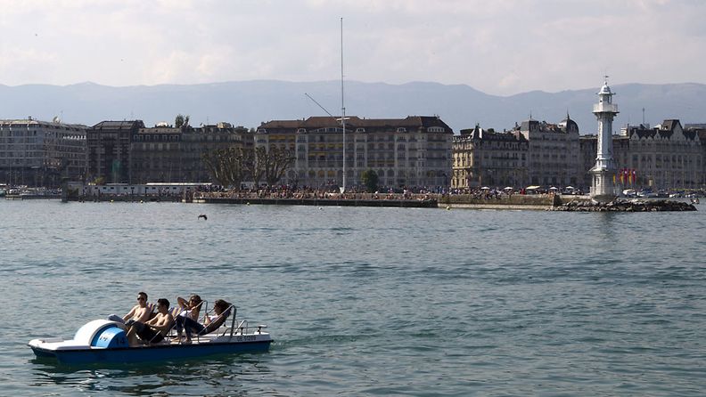 Ihmisä vietämässä sunnuntaita Geneva-järvellä (EPA)