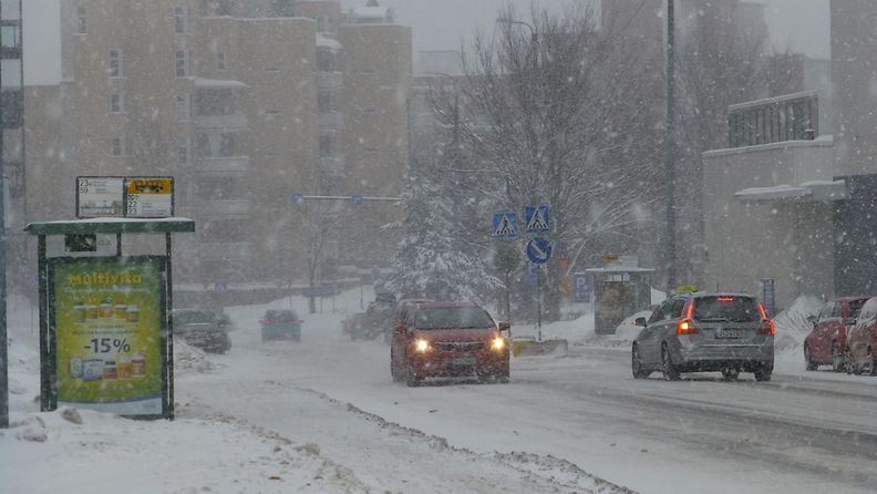 Helsingin Pasilassa satoi lunta 8. helmikuuta 2013.