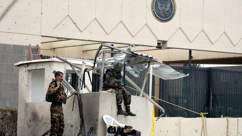 Arkistokuva. Paikalliset sotilaat vartioivat Yhdysvaltojen suurlähetystön edessä Jemenin pääkaupungissa Sanaassa 18.9.2008.
