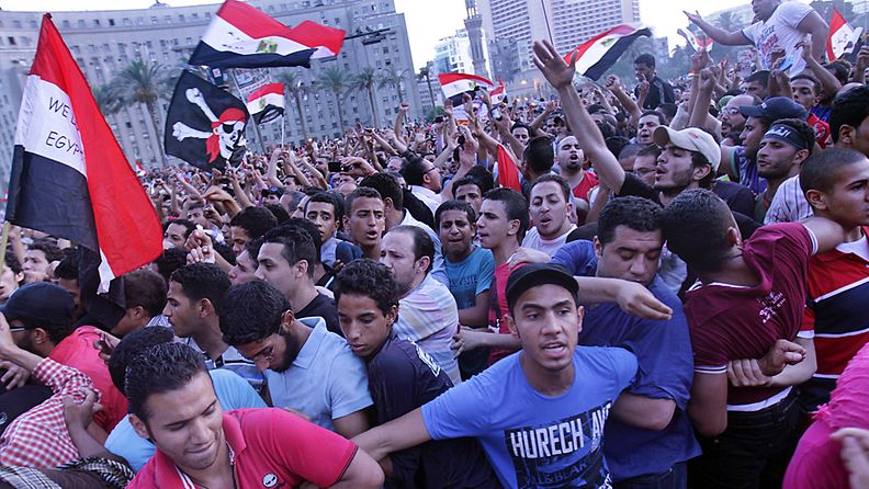 Tuhannet ihmiset valtasivat Tahririn aukion Kairossa 2.6.2012, kun Mubarakin ja muiden vallanpitäjien tuomiot oli julistettu.