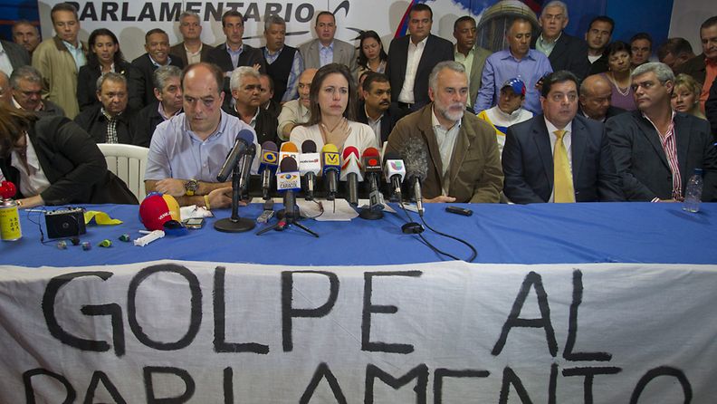  Venezuelan opposition deputies Julio Borges (C-L) and Maria Corina Machado (C), flanked by other opposition leaders, attend a press conference at the National Assembly facilities in Caracas, Venezuela, 30 April 2013. Sheet reads 'coup at parliament. Several opposition deputies were attacked at the National Assembly during a session that has been postponed. Opposition assembly members protested a proposal to barr them. 