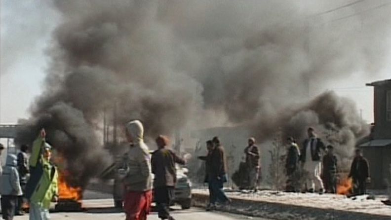 Mielenosoittajat sytyttivät palamaan auton renkaita Kabulissa.