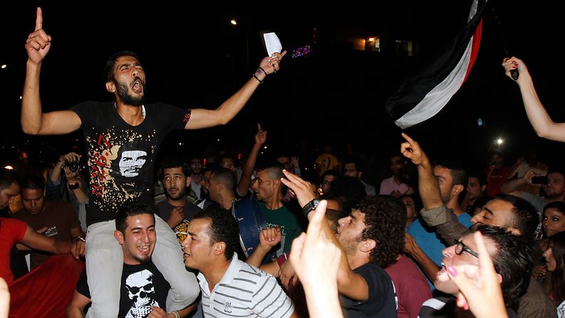  Jordanialaiset ja egyptiläiset juhlivat Egyptin lähetystön edessä Ammanissa tulevia vaaleja. 