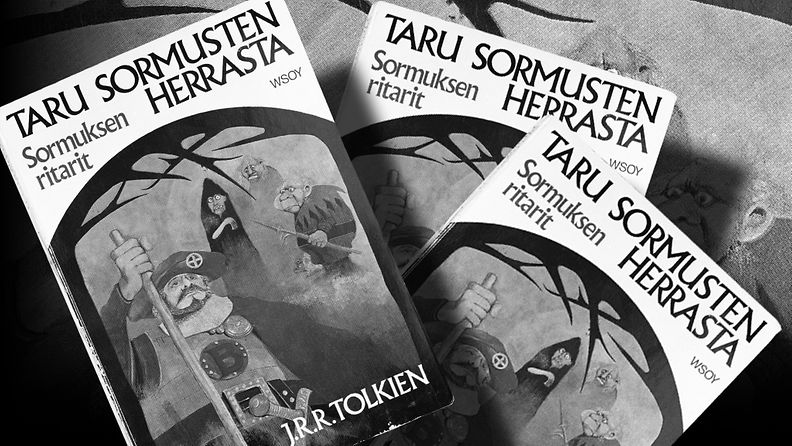 styttyään 1950-luvulla "Taru Sormusten Herrasta" -trilogia on kiehtonut nuoria ja aikuisia eri puolilla maailmaa. Kuvassa teoksen suomenkielisen käännöksen ensimmäinen osa vuodelta 1974.