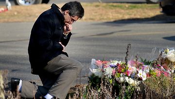 Ihmiset ovat tuoneet kukkia Sandy Hookin kouluampumisessa menehtyneiden muistoksi. Poliisi selvittää nyt, oliko ampujalla ollut kiistaa koulun työntekijöiden kanssa ennen tapahtunutta.
