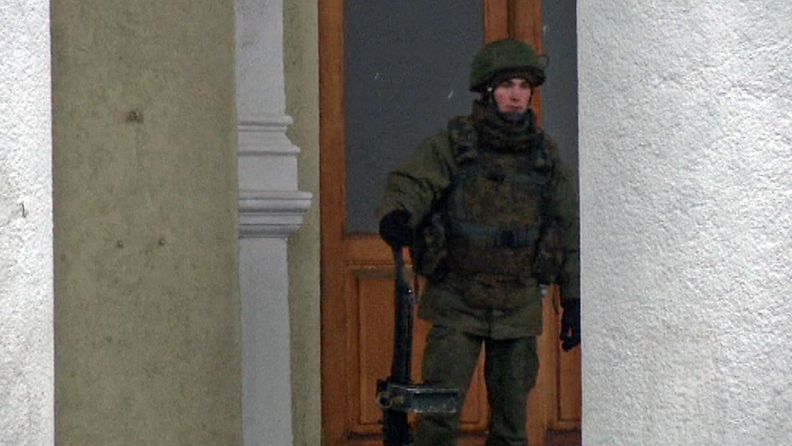 Simferopol Ukraina aseistettu mies lentokenttä sisäänkäynti