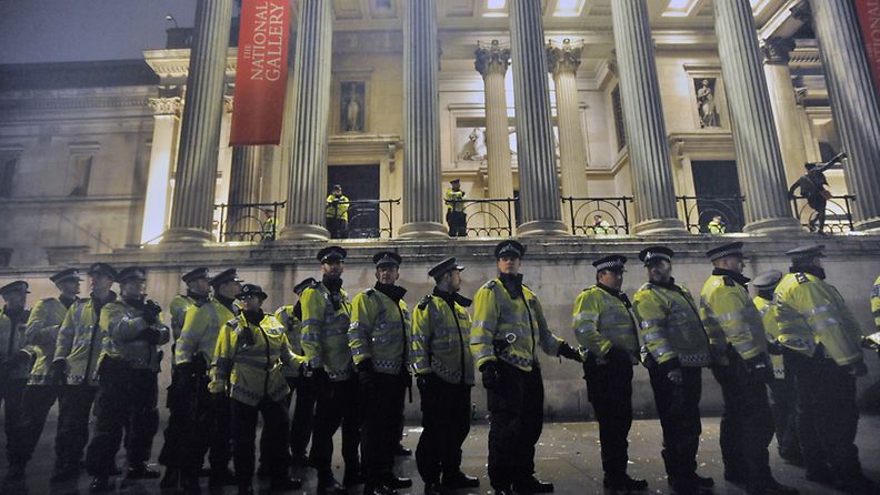 Poliisi vartioi Thatcherin kuolemaan liittyvää tapahtumaa Trafalgar-aukiolla Lontoossa 13. huhtikuuta 2013.