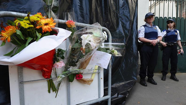 Perheensä surmaamisesta epäillystä ranskalaisisästä on annettu kansainvälinen etsintäkuulutus. Ruumiit löydettiin perheen puutarhasta Nantes'ssa 21.4.2011.
