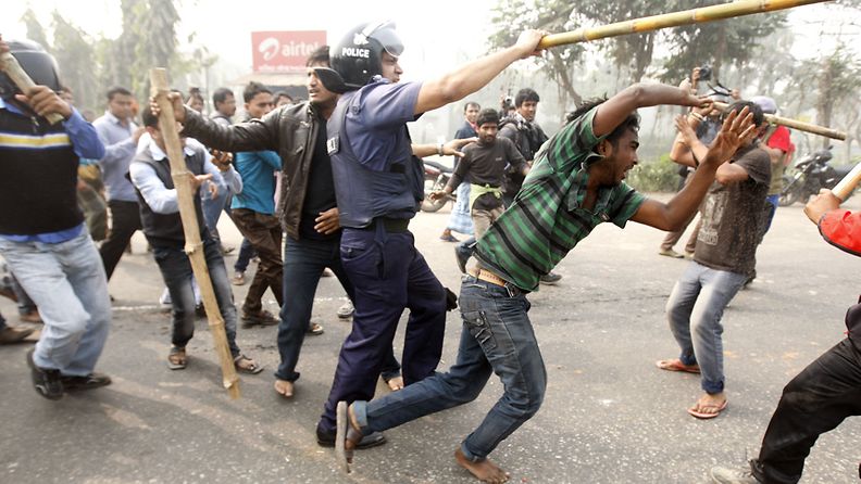 Useita ihmisiä on loukkaantunut rajuissa mielenosoituksissa Bangladeshissa. 