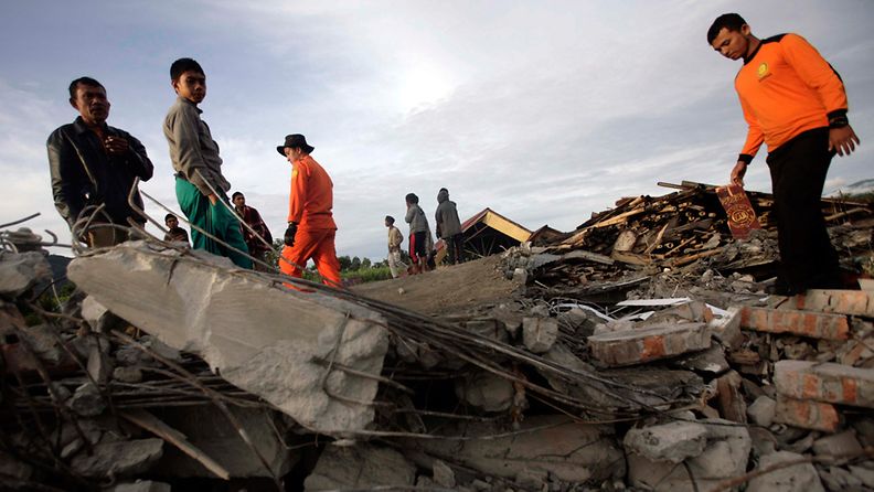Pelastustyöntekijät etsivät henkiinjääneitä raunioista Blang Pancung kylässä Indonesiassa.