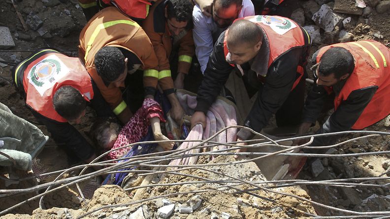 Pelastustyöntekijät ovat onnistuneet kaivamaan sortuneen talon raunioista hengissä säilyneen 18.11.2012.