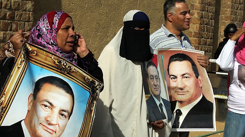 Egyptin syrjäytetyn presidentin Hosni Mubarakin kannattajat oikeussalin ulkopuolella Kairossa 2.6.2012. 