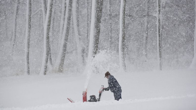 Mies auraa lunta Kingstonissa Wisconsinissa.
