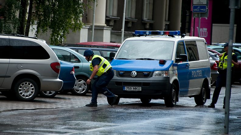 Viron puolustusministeriössä Tallinnassa sattui 11.8.2011 ampumavälikohtaus, jossa kuoli yksi ihminen. Tunkeutuja kuoli laukaustenvaihdossa poliisin kanssa.