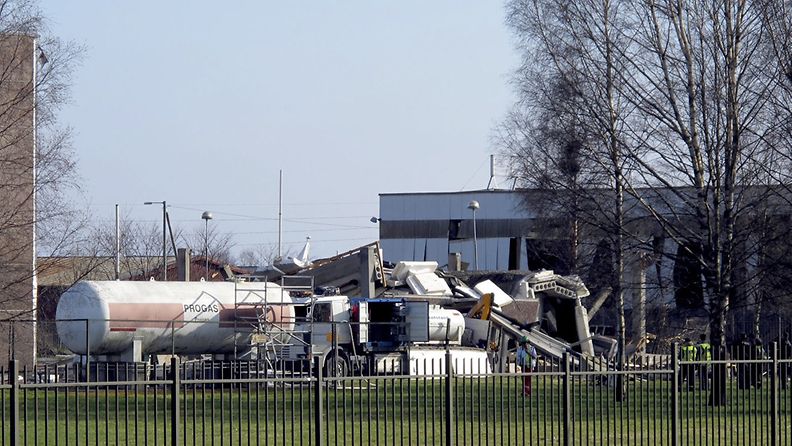 Ainakin yksi kuoli räjähdyksessä tehdasalueella Fredrikstadissa Norjassa.