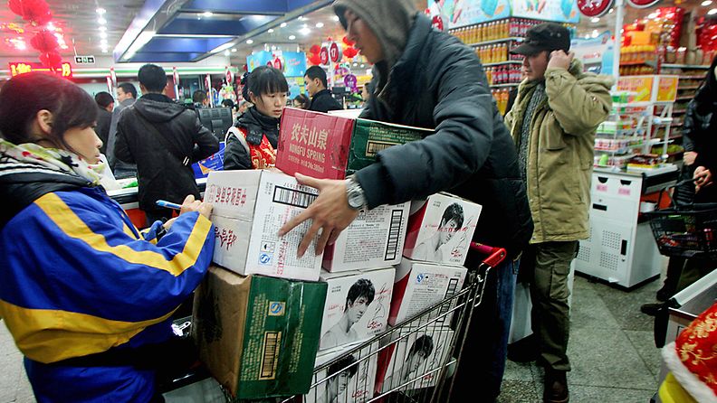 Ihmiset hamstrasivat pullovettä supermarketissa Liuzhoun kaupungissa sen jälkeen, kun myrkkypäästöt ovat saastuttaneet eteläisen Longjiangin joen 300 kilometrin matkalta 31.1.2012.  
