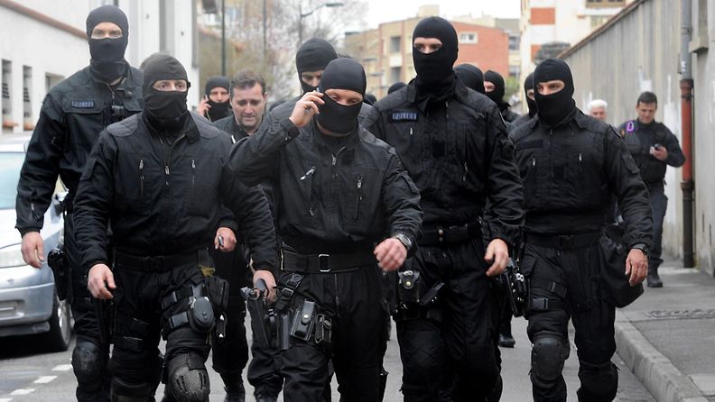 Ranskan poliisi etsii kolmatta miestä Toulousen joukkosurmiin liittyen.