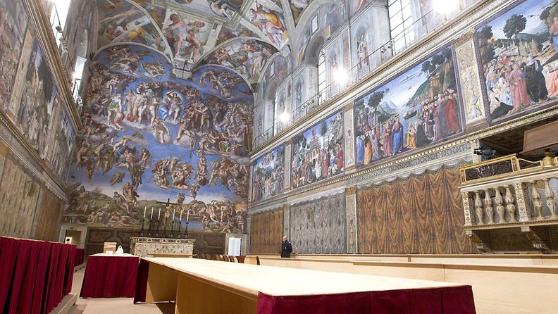 Vatikaanissa Sikstuksen kappeliin on asennettu jo pöydät ja tuolit valmiiksi uutta paavia valitsevia kardinaaleja varten 9.3.2013.