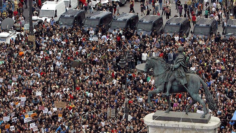 Tuhannet ihmiset osoittavat mieltään Espanjan talouskriisiä vastaan Madridissa Espanjassa 18.5.2011.