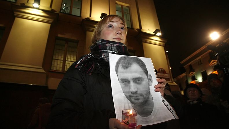 Vangitun oppositioaktivistin vaimo osoittaa mieltään KGB:n päämajan edessä Valko-Venäjän Minskissä tammikuussa 2011.