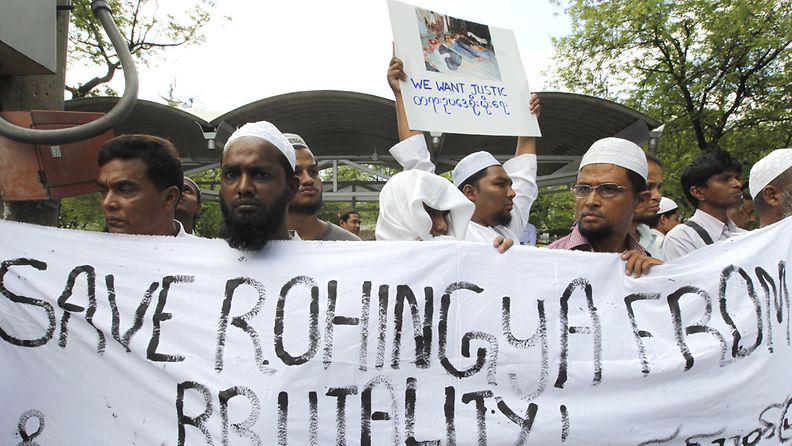 Myanmarin rohingya-muslimipakolaiset osoittivat mieltään YK:n rakennuksen edessä Thaimaan Bangkokissa Myanmarin Rakhinen väkivaltaisuuksia vastaan 11. kesäkuuta.