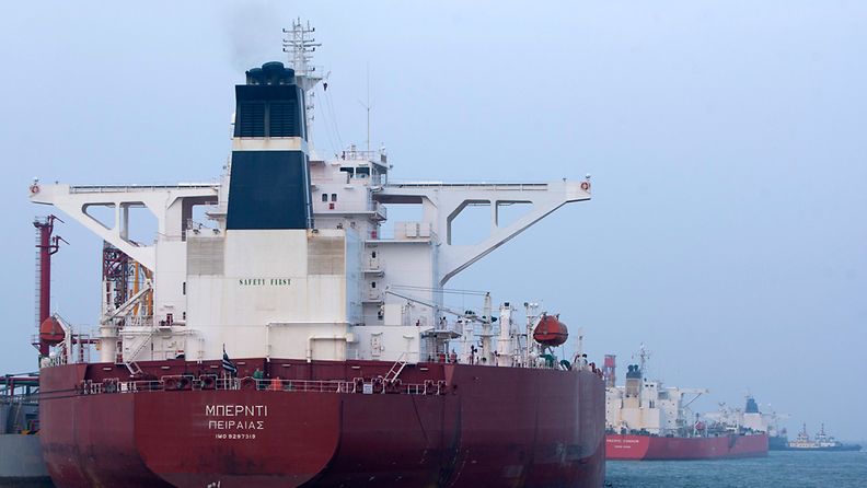 Kreikkalainen öljytankkeri kiinalaisessa Qingdaon satamassa.