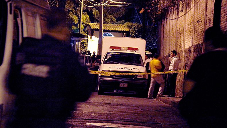 Poliisit tutkivat aluetta, jossa se surmasi armeijan avustuksella huumeiden salakuljetuksesta epäillyn Ulises Gonzalez Martinezin, alias El Moj'n 7.6.2011. 