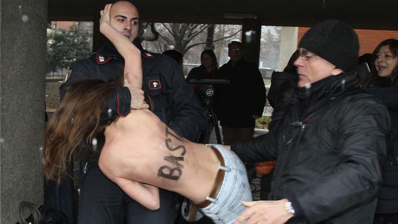 Yläosattomat naiset keskeyttivät Silvio Berlusconin äänestyshetken.