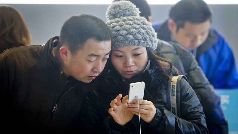 A couple looks at the new iPhone 4s inside an Apple store in Beijing, China, 25 November 2011. China became the world's largest smart phone market by volume according to analysts. China shipped 23.9 million smart phones during the third quarter of 2011, overtaking the U.S. market. EPA/DIEGO AZUBEL   