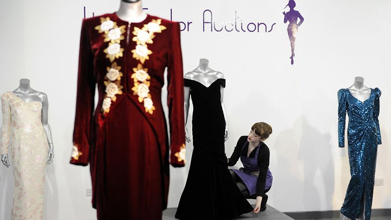 Prinsessa Dianalle kuuluneita iltapukuja esitteillä  Kerry Taylor-huutokauppatalossa.