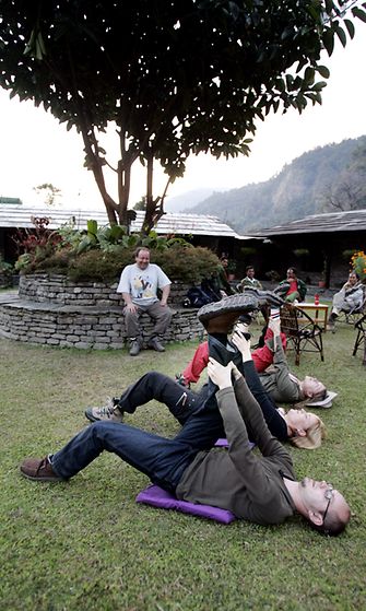 Turistit harjoittavat Method Putkistoa Annapurna-vuoren kupeessa.