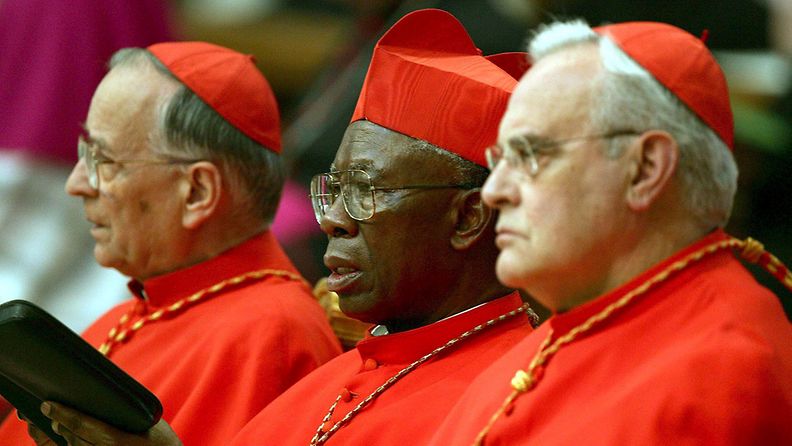 Paavin seuraajaksi on veikkailtu myös nigerialaista Francis Arinzea  (kuvassa keskellä).