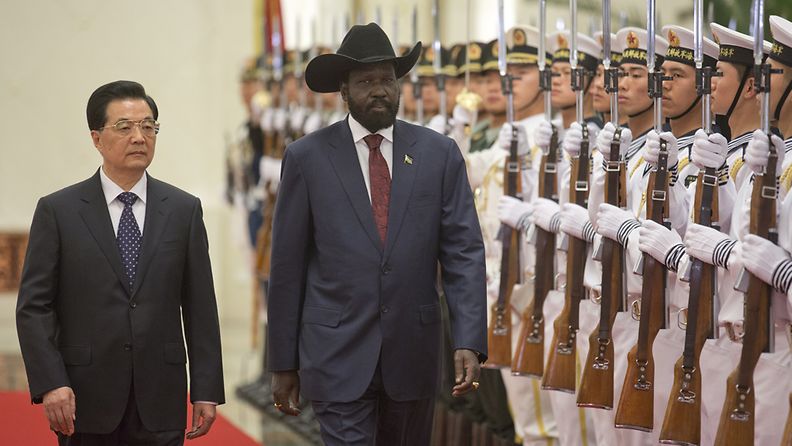 Etelä-Sudanin johtaja Salva Kiir (oik.) vieraili Kiinassa tavaten presidentti Hu Jintaon.