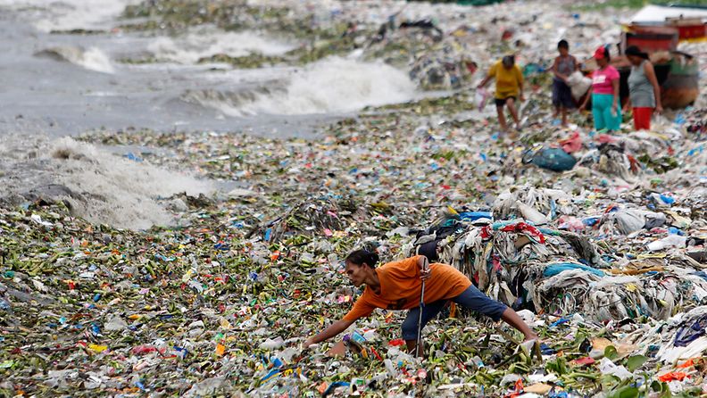 Asukkaat keräsivät Utor-myrskyn mereen huuhtomia tavaroita rannikkokylässä Manilan lähistöllä.