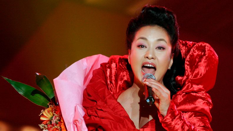 Suositun kiinalaislaulajatar Peng Liyuanin asema näyttää vaihtuvan värikkäästä esiintyjästä kansakunnan äidiksi.