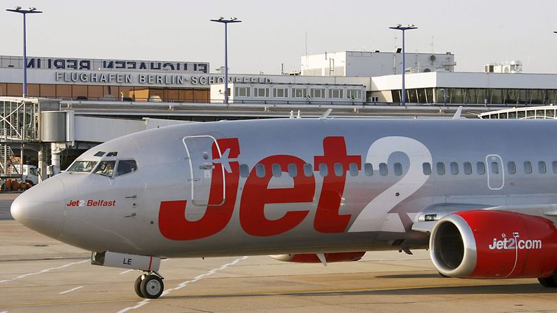 Jet2-lentoyhtiön henkilökuntaan kuuluvia on pidätetty virastaan pikkupojan karkumatkaa koskevan tutkinnan ajaksi