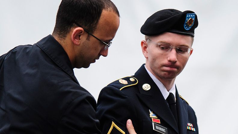 Kuvassa Bradley Manning saapumassa oikeudenkäyntiin 10. kesäkuuta 2013. 