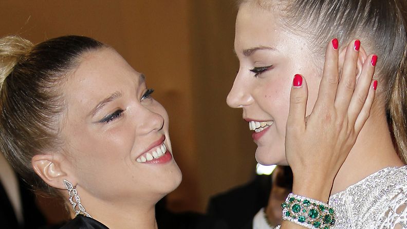 Cannesin filmijuhlien pääpalkinnon Kultaisen palmun on saanut ranskalainen elokuva La Vie d'Adele. French actress Lea Seydoux (L) and French actress Adele Exarchopoulos (R) arrive for the screening of La Vie d Adele (Blue is the Warmest Color) during the 66th annual Cannes Film Festival in Cannes France 23 May 2013. The movie is presented in the Official Competition of the festival which runs from 15 to 26 May.